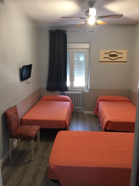 Hostal Rosales Aranda de Duero Esterno foto